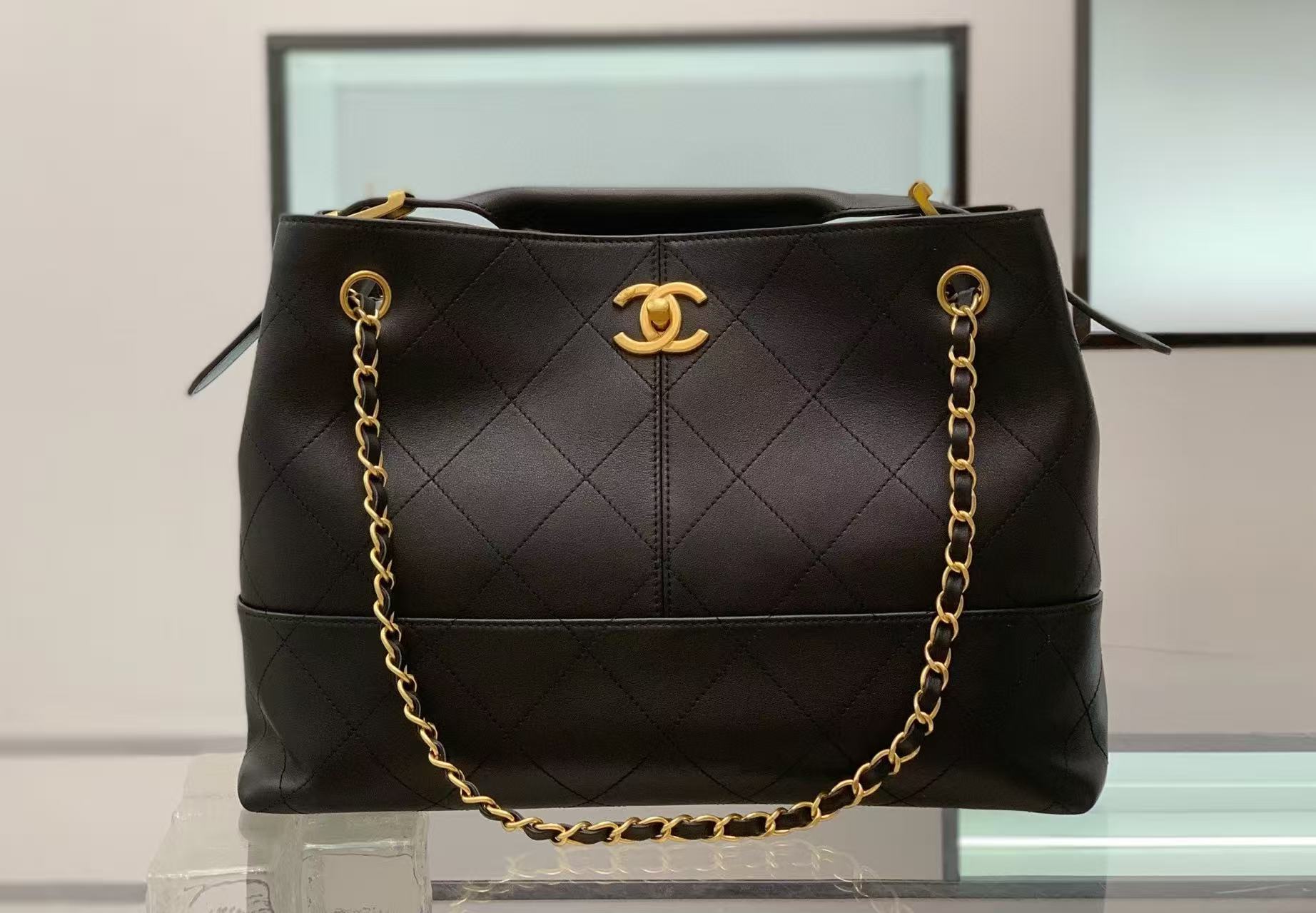 Chanel 25A hobo black