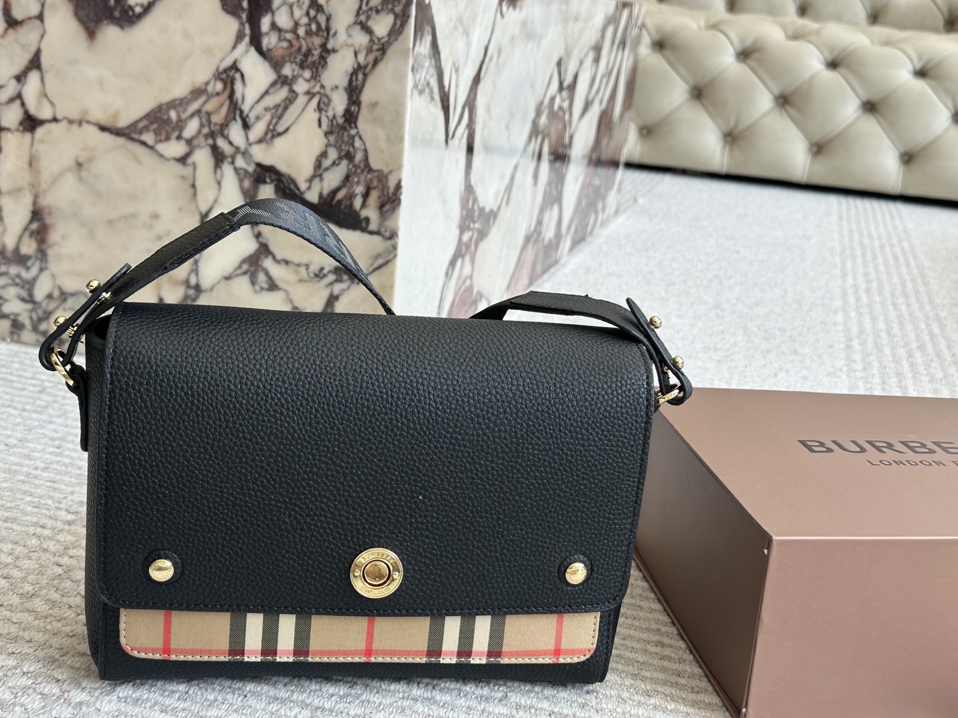 Burberry Classic Mag Messenger Bag - cnluxepick