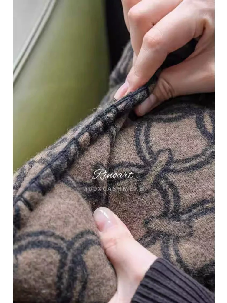 BD053 - Vintage Style Double-Sided Wool Cushion: Pig Nose Chain Design