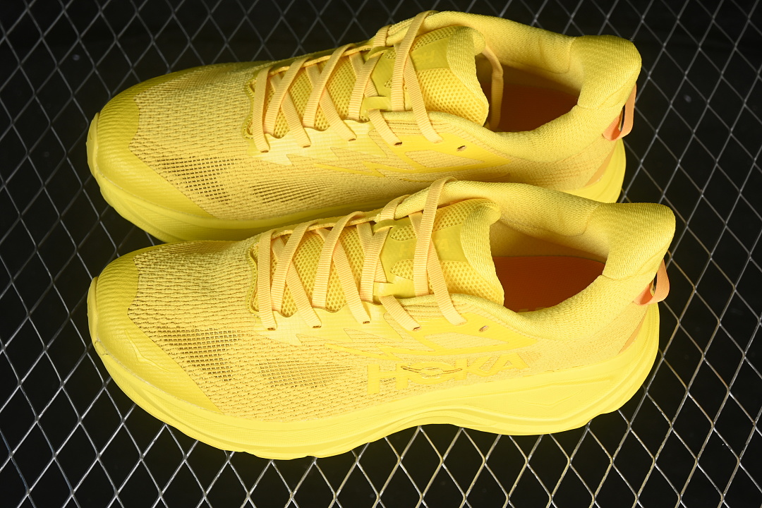 HOKA One One Challenger 8