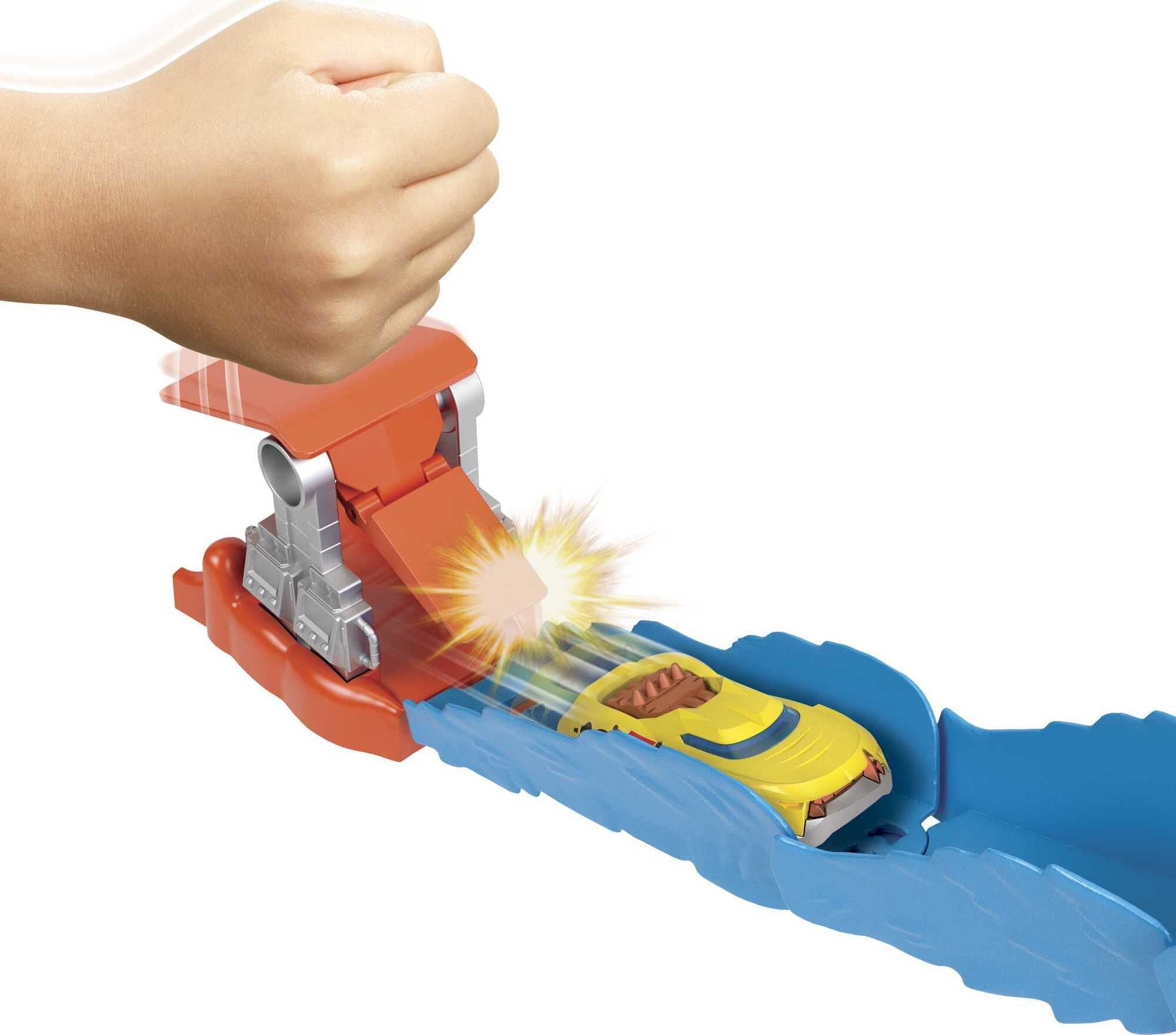 Hot Wheels Wreck and Ride Gorilla Attack Playset, Gas Station Set with 1:64 Scale Toy Car