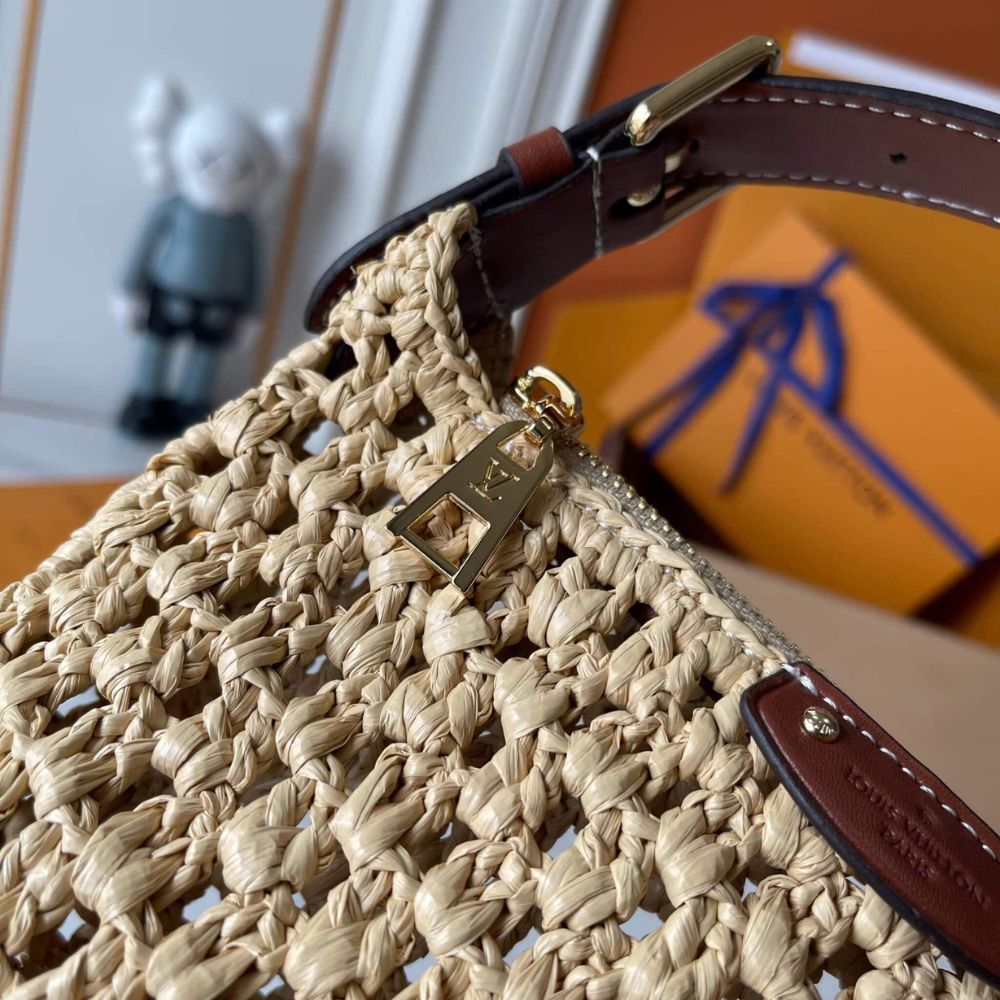 Louis Vuitton Hills Pochette Raffia Natural Tan 7.1 Inches M14304