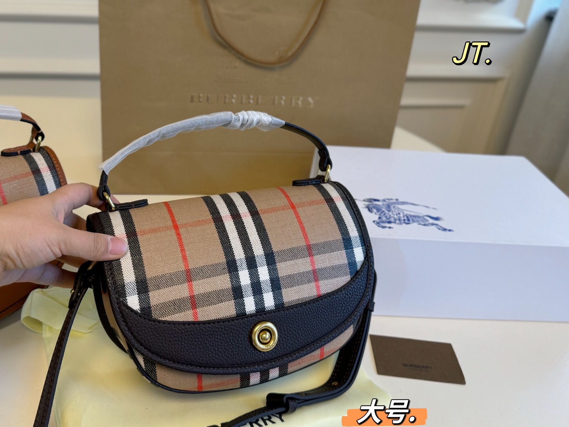 Burberry's new Saddle Bag - cnluxepick