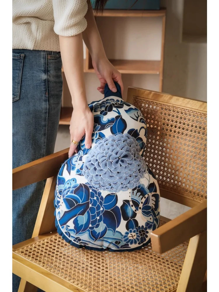 BD055 - New Chinese Blue and White Gourd Cushion: Vintage Inspiration