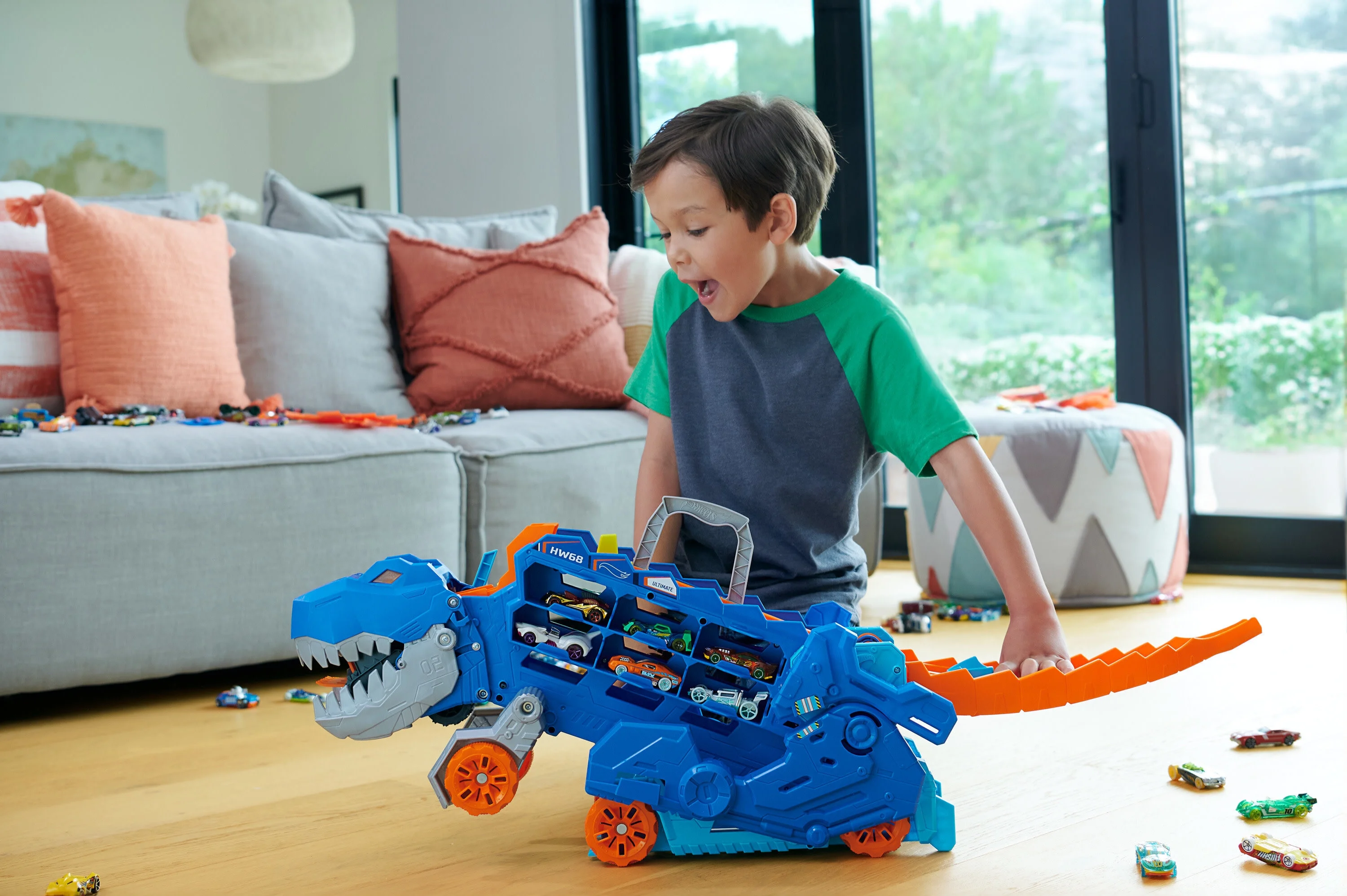 Hot Wheels City Ultimate Hauler, Transforms into a T-Rex with Race Track, Stores 20+ Cars, for Kids 4Y+