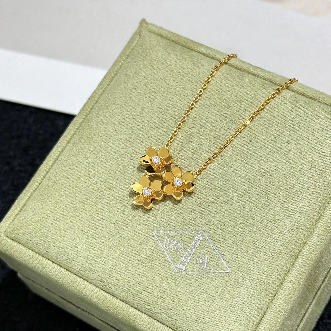 Van Cleef & Arpels clover necklace - cnluxepick