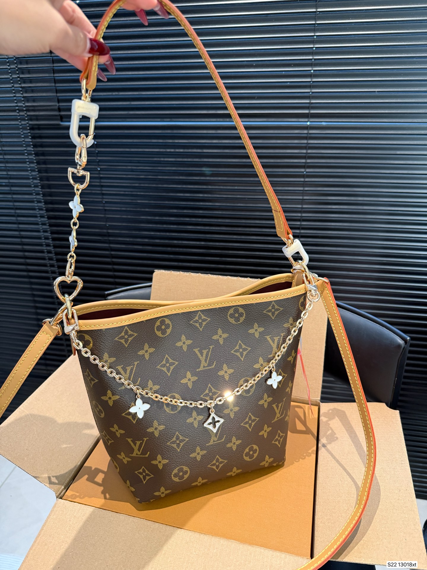 LV Chain Bucket Bag - cnluxepick