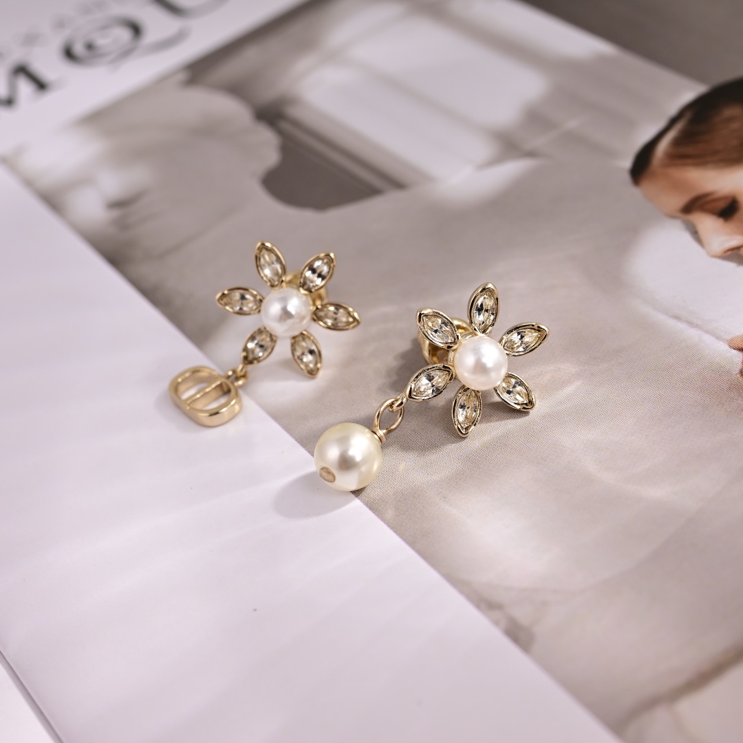 Dior earrings are beautiful and romantic - cnluxepick