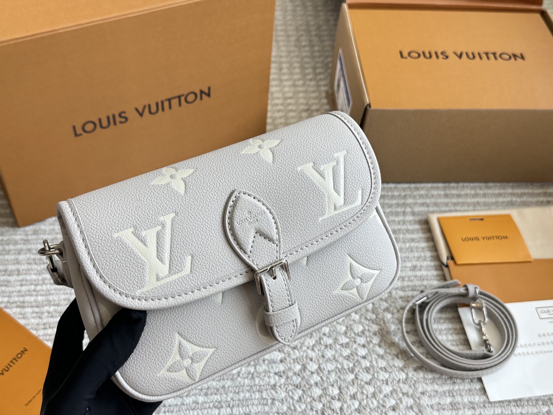 LV Diane Baguette Handbag - cnluxepick