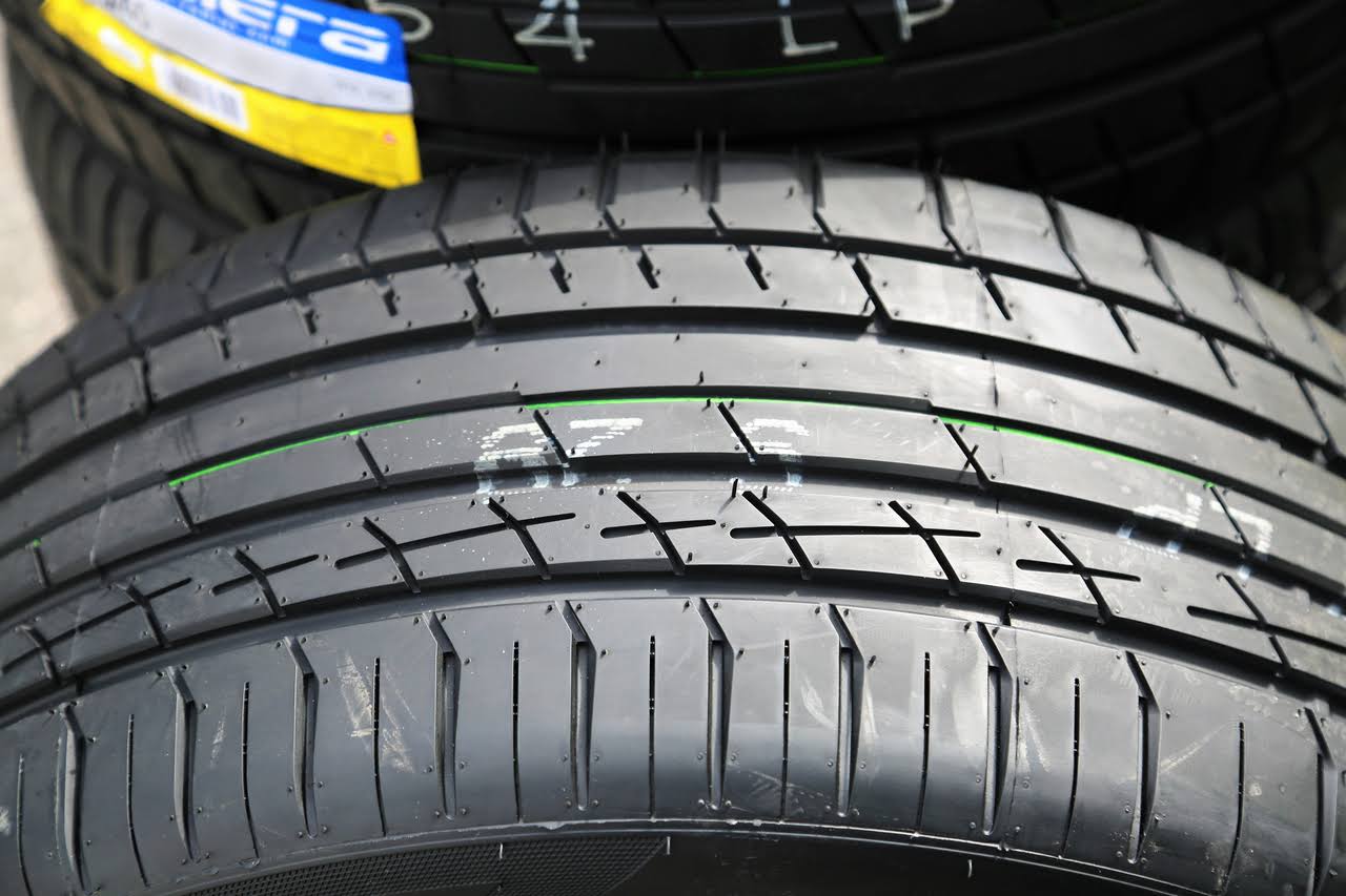 Accelera Iota ST68 285/45R22 XL Performance Tire