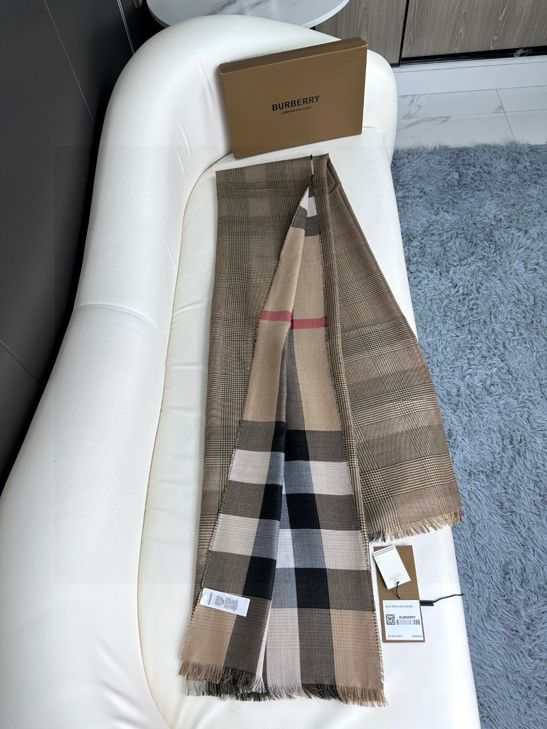 Burberry Houndstooth Double-Sided Shawl - cnluxepick