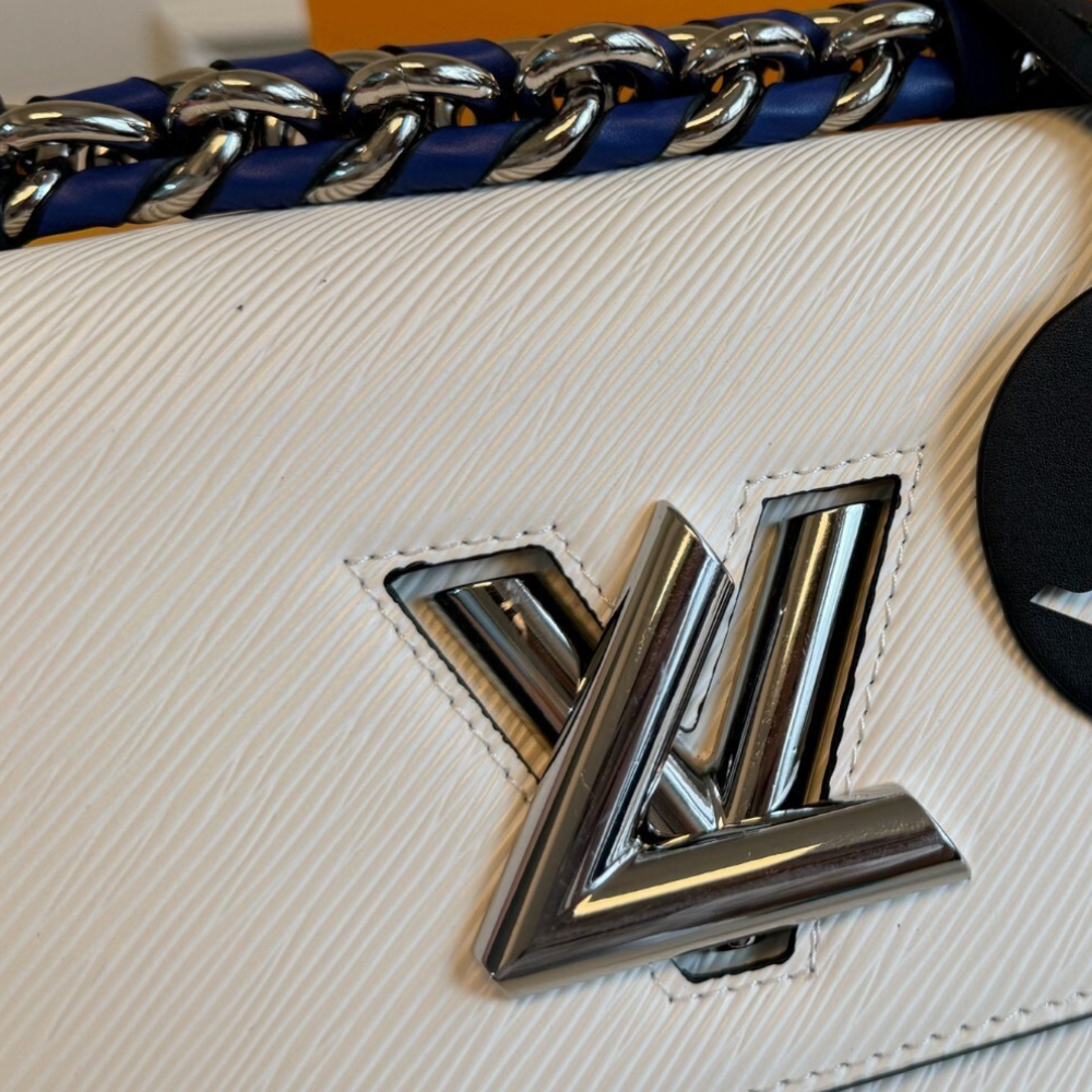 Louis Vuitton Twist MM White 9.1 Inches