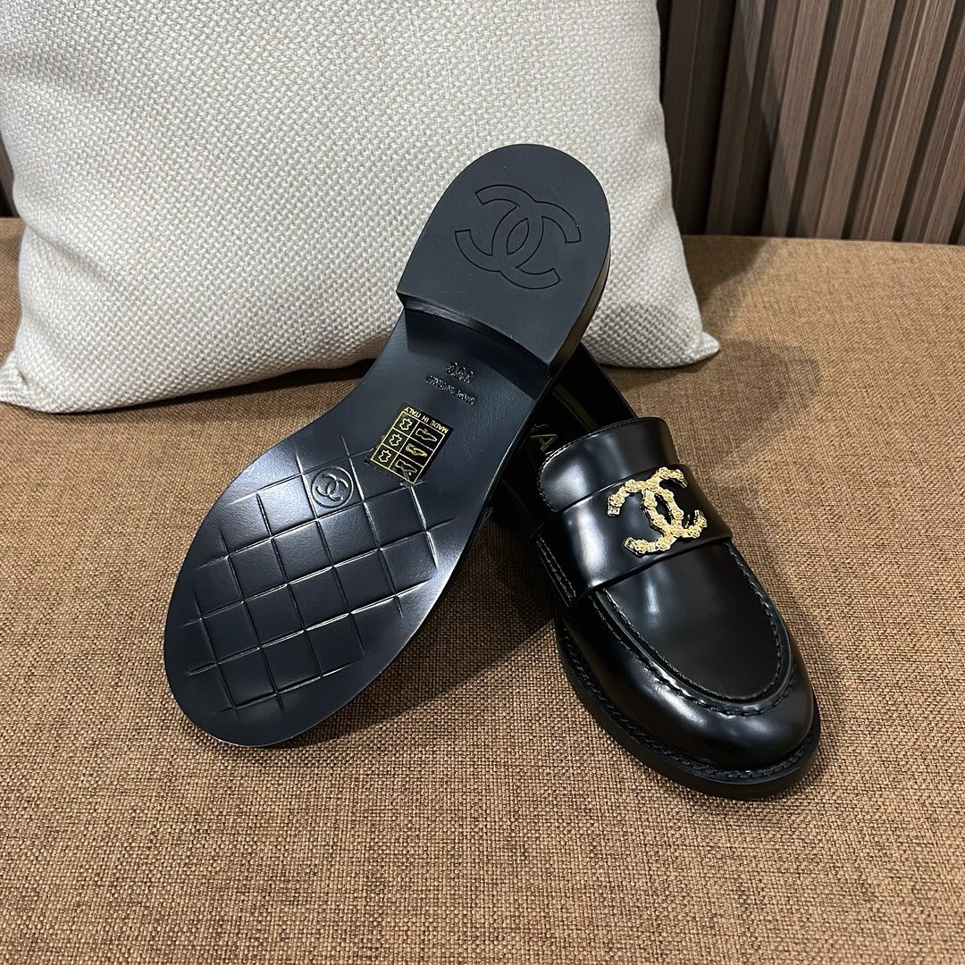 Chanel CC Loafers Black Calfskin with Metal Logo For Women
