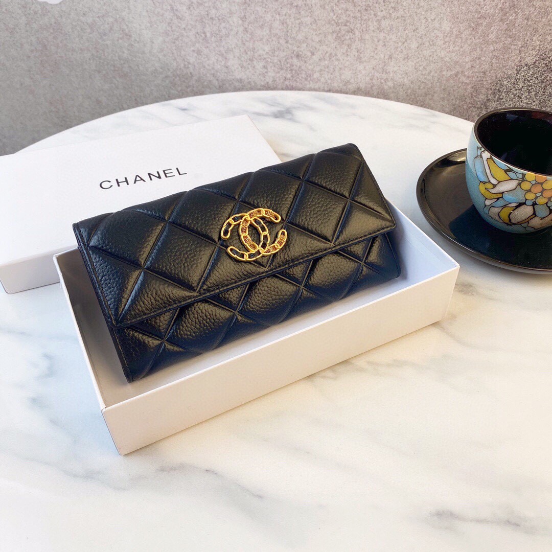 Chanel's popular cowhide bi-fold wallet - cnluxepick