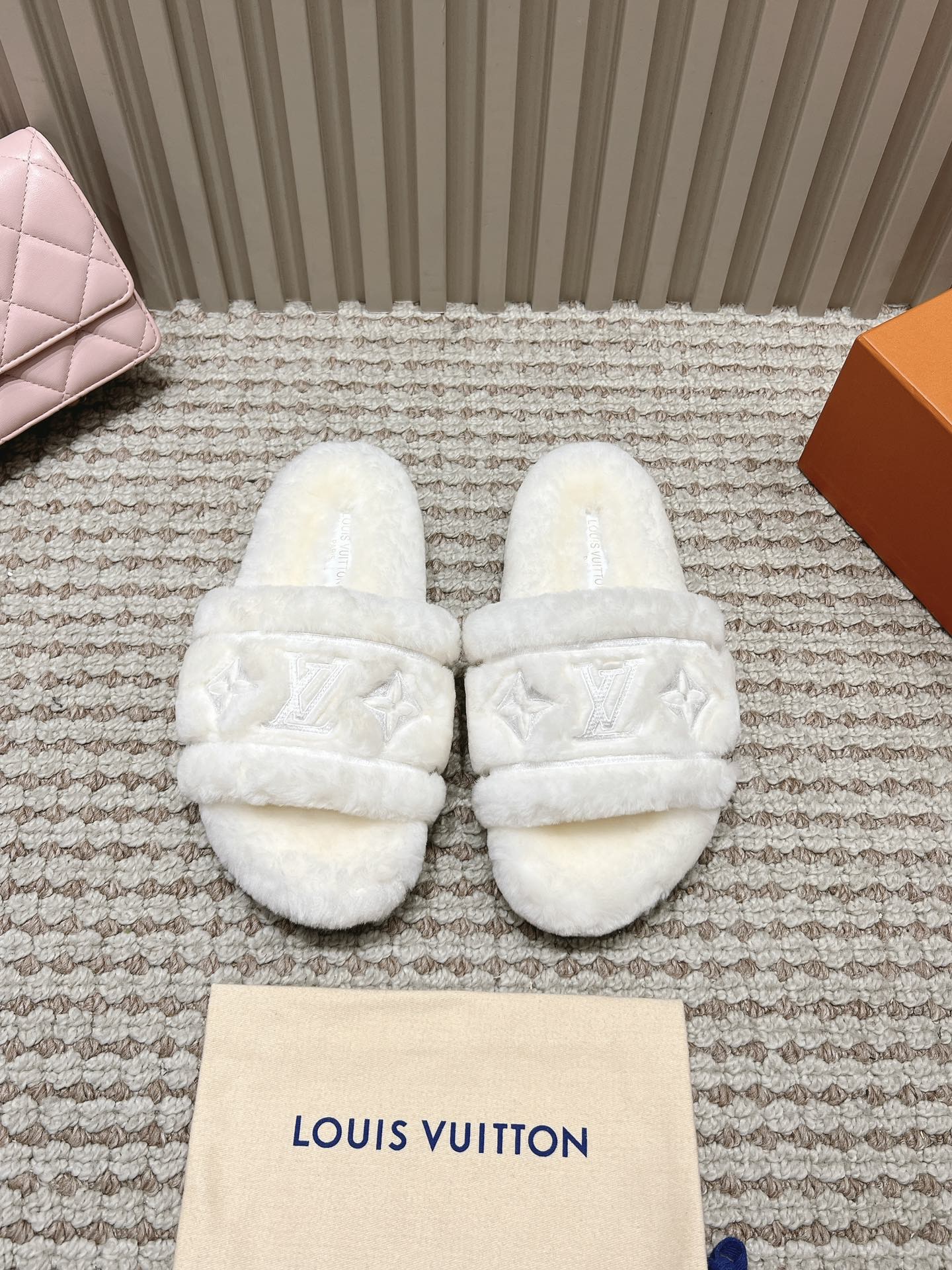 LV embroidered plush slippers - cnluxepick