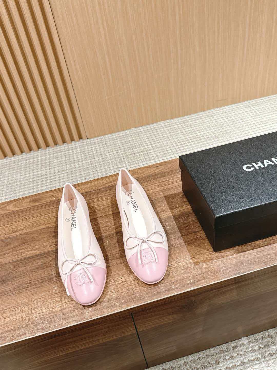 Chanel Bow-adorned Round-toe Ballet Flats - cnluxepick
