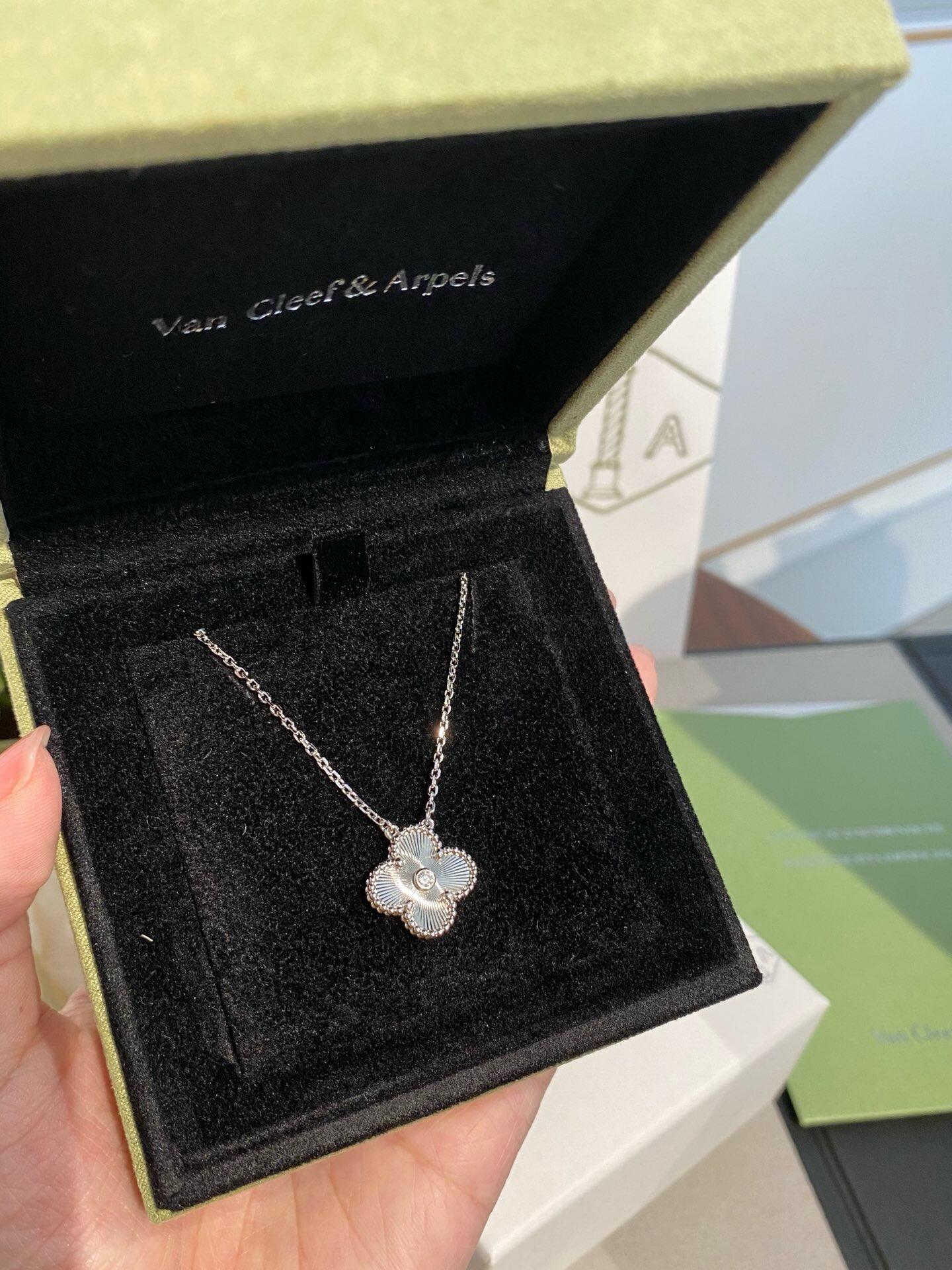 Vca laser carved four-leaf clover necklace - cnluxepick