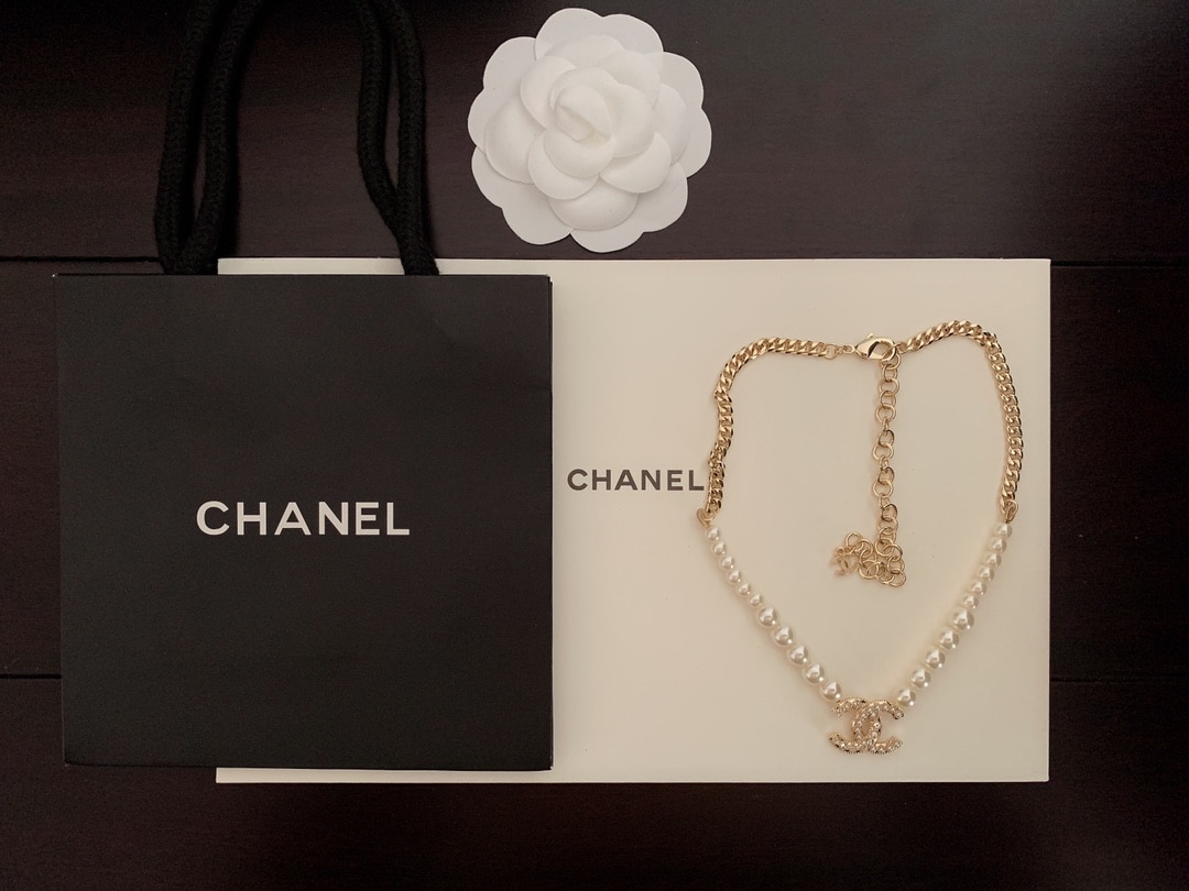 Chanel Women’S Pearl Necklace And Gold Metal