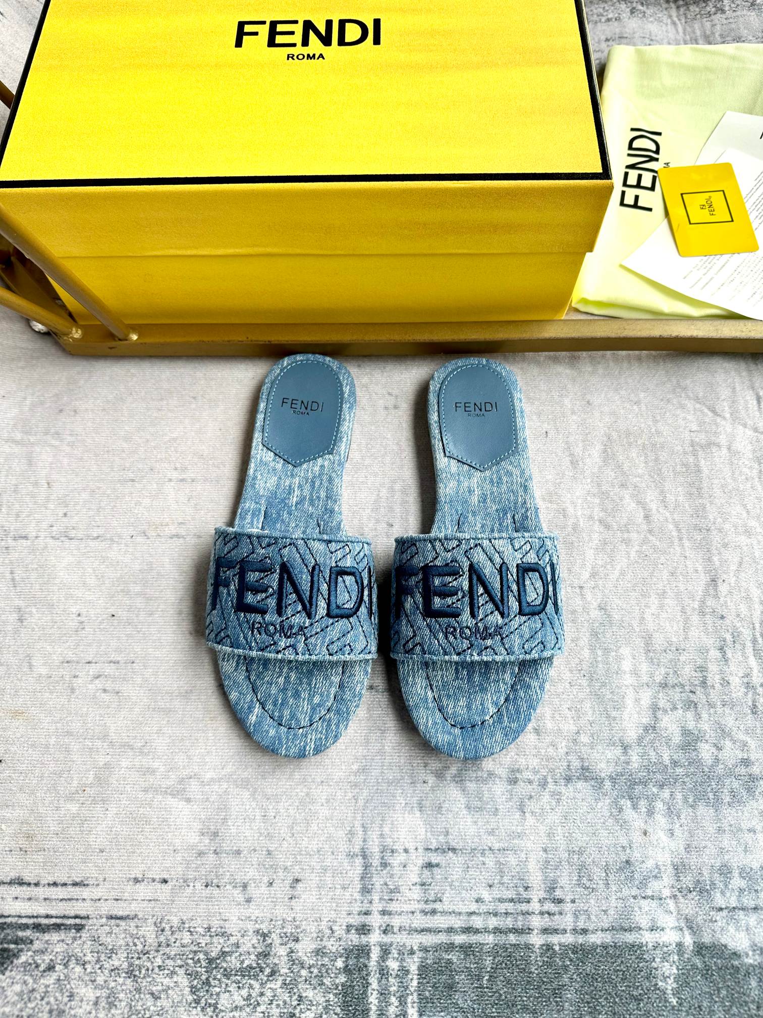 FENDI wide-strap flat sandals - cnluxepick