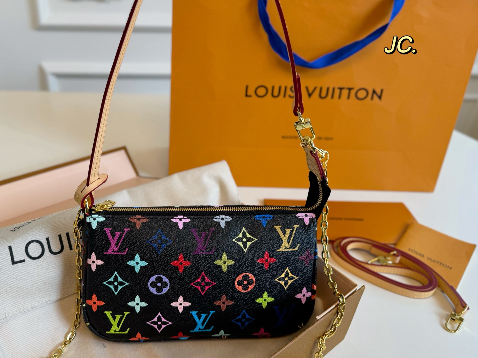 Louis Vuitton's new graffiti chain mahjong bag - cnluxepick