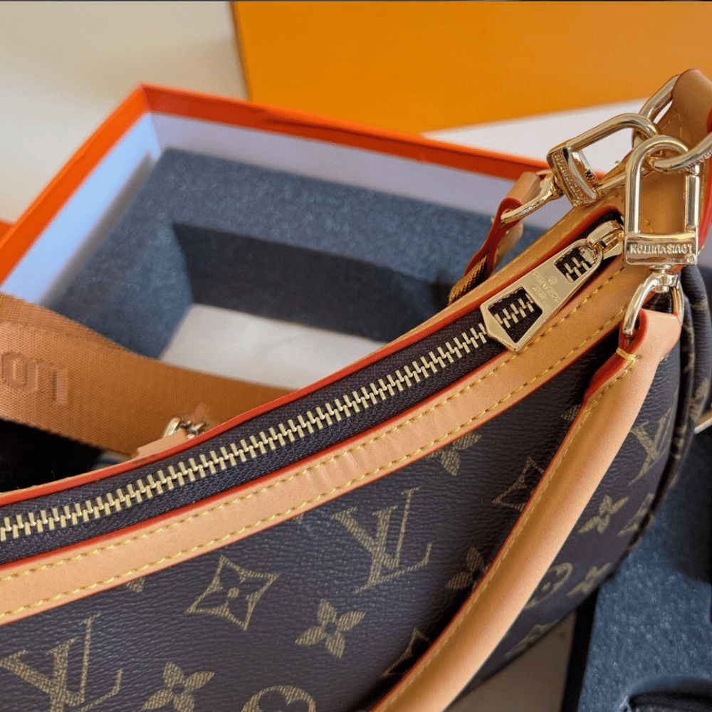 Louis Vuitton Looping Monogram 11.8 Inches M12939