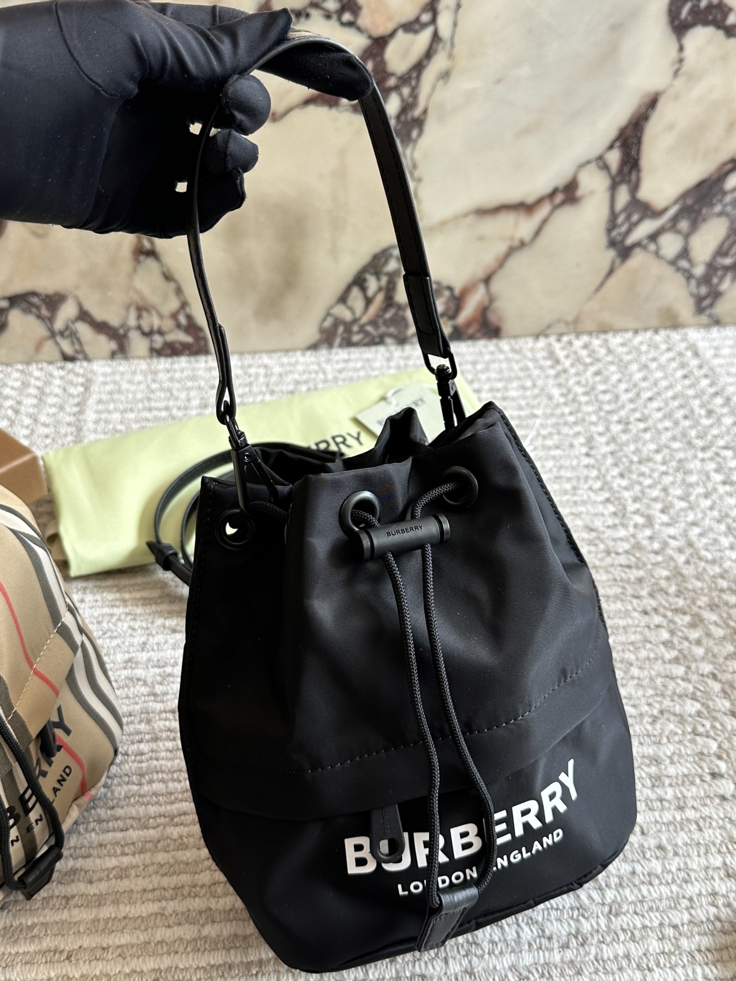 Burberry's new bucket bag - cnluxepick