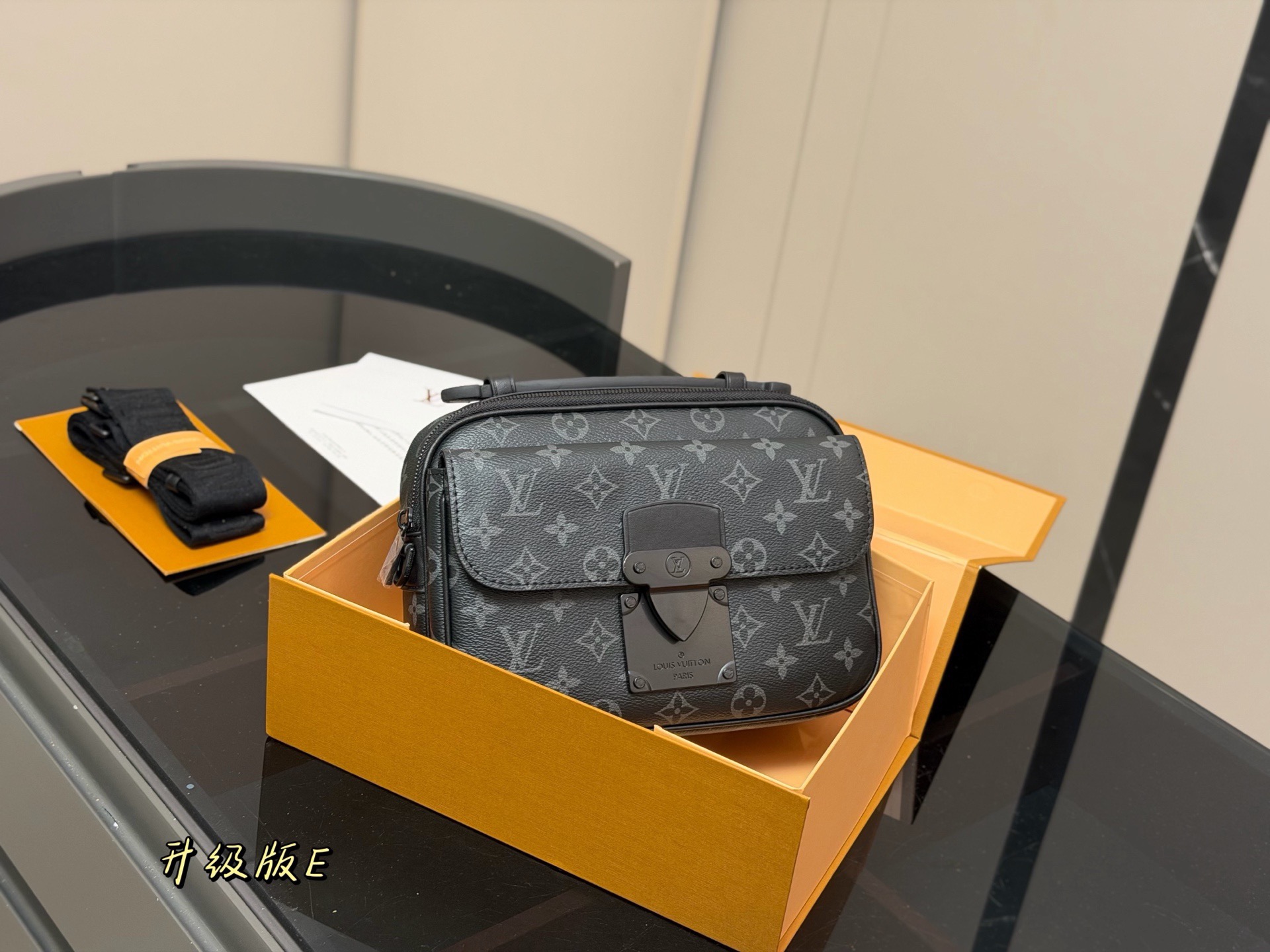 Lv slock メンズ ルイヴィトン ショルダーバッグ スーパーコピーエレガント スタイルアップ