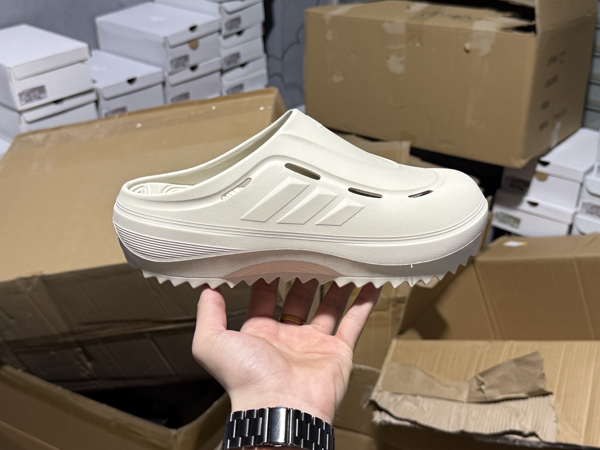 Adidas anti-wear and anti-slip closed toe slippers - cnluxepick