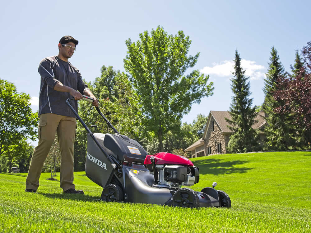 HONDA 21 In. Steel Deck Self Propelled 3-in-1 Lawn Mower with GCV170 Engine Auto Choke and Smart Drive HRN216VKA