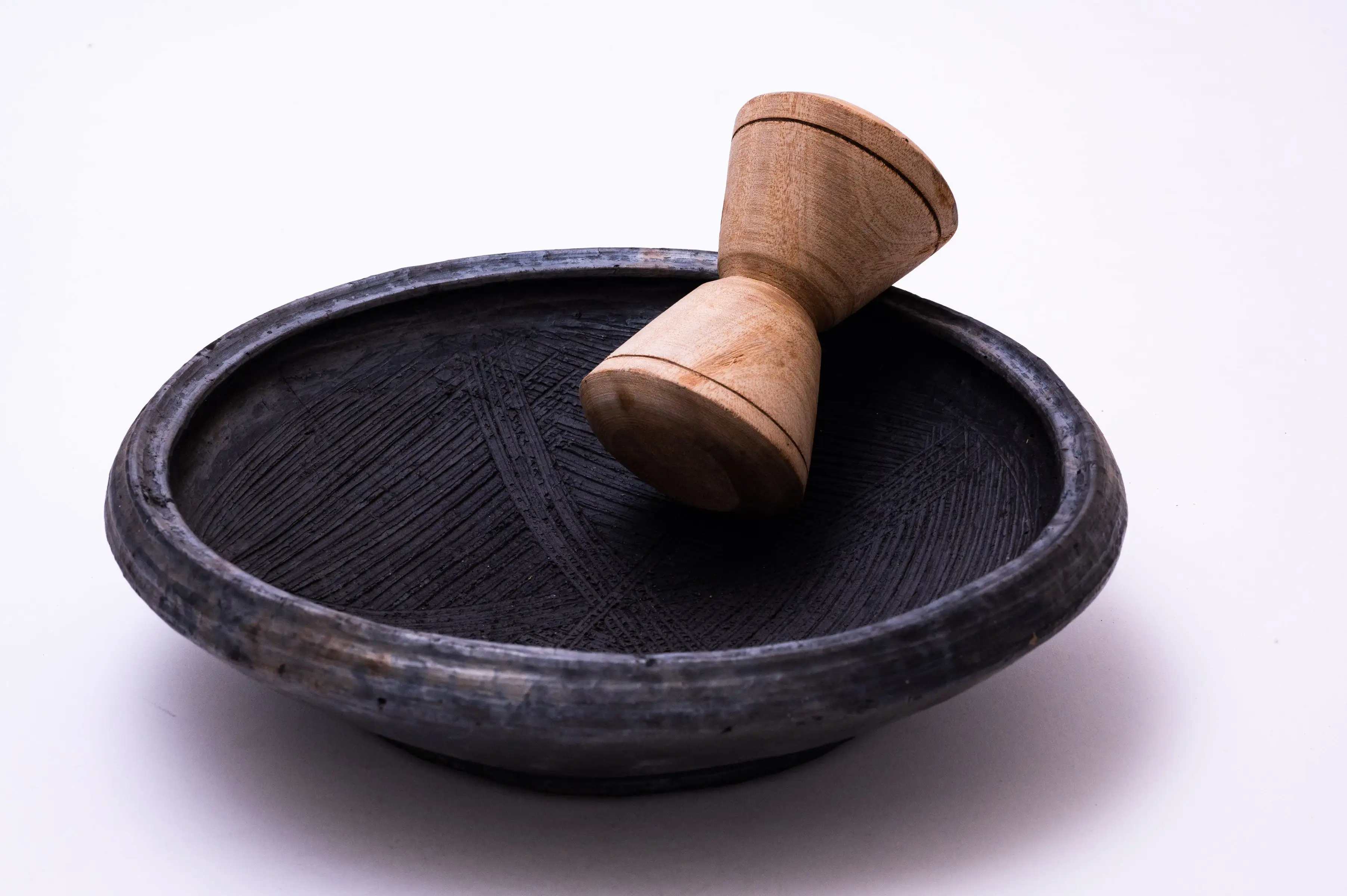 African Delights Asanka Traditional Pot with a Wooden Grinder, Black