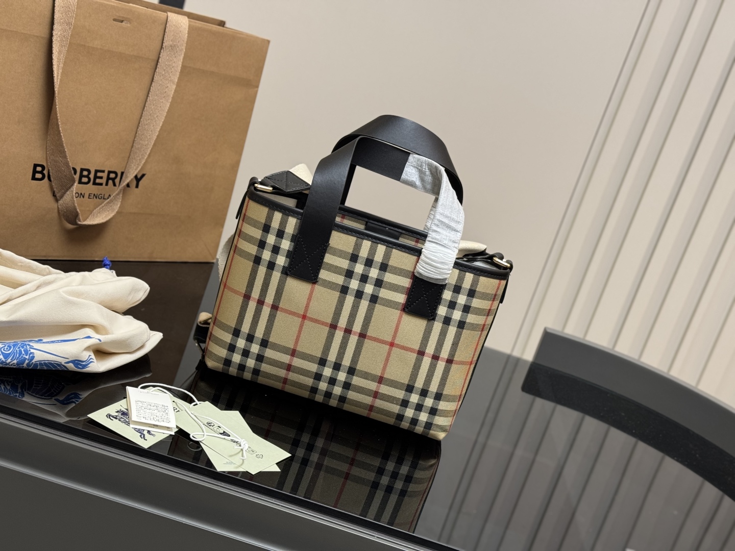 Burberry shopping bag - cnluxepick