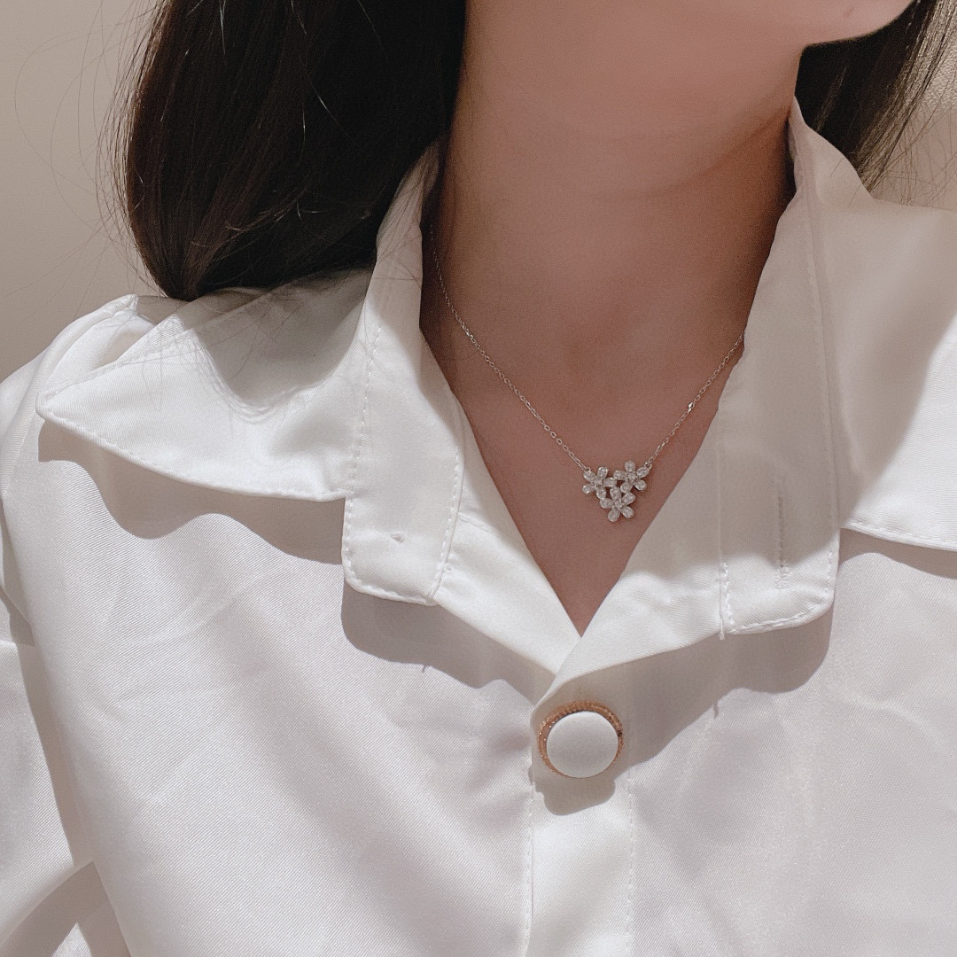 Van Cleef & Arpels Flower Clover Necklace - cnluxepick
