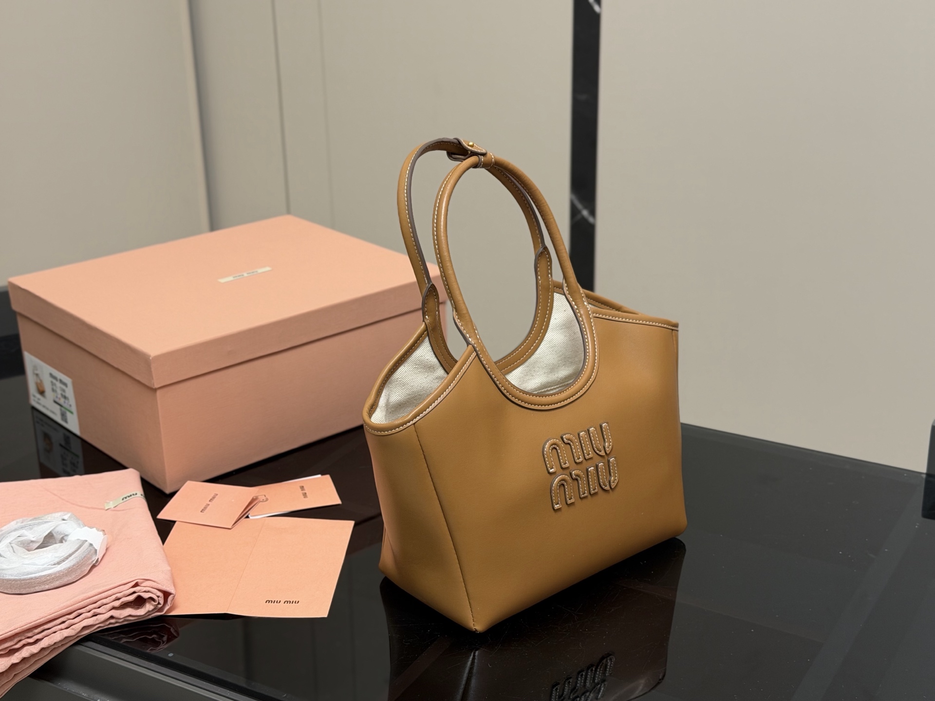 Miu Miu's new tote bag - cnluxepick