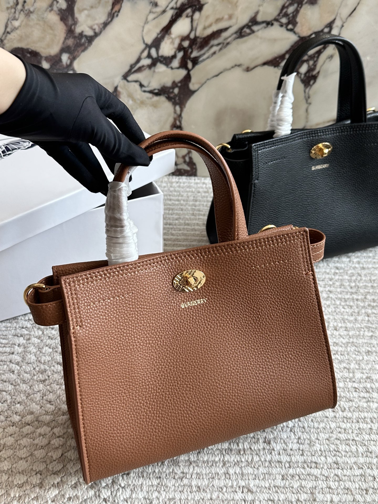 Burberry Commuter Tote Bag - cnluxepick