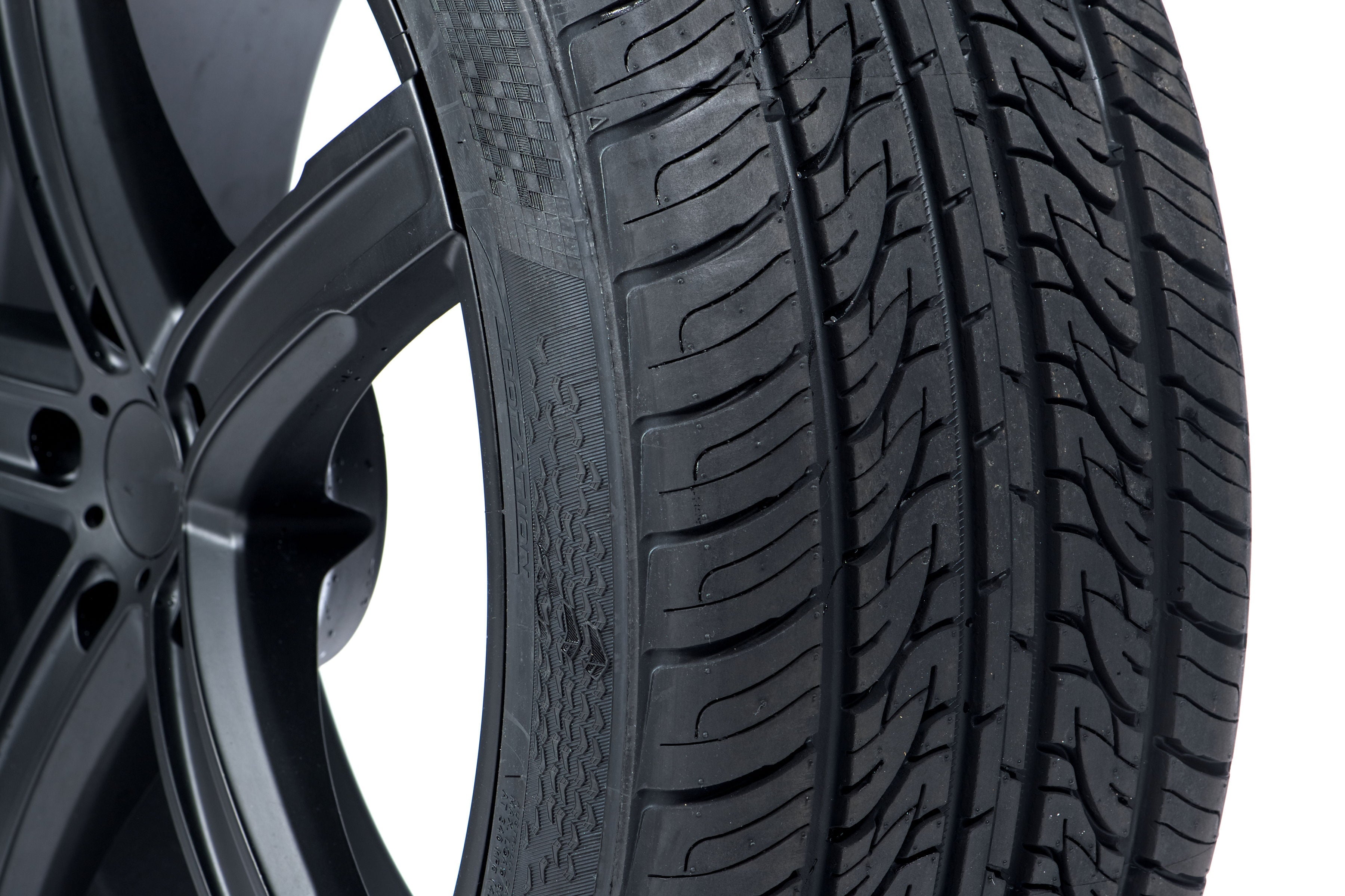 Vercelli Strada 2 All-Season Tire – 235/50R17 100W