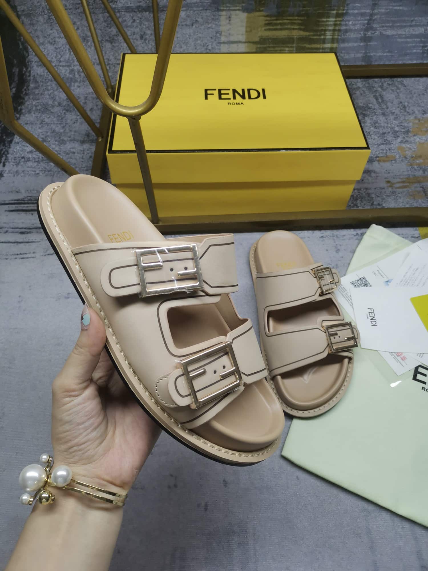 Fendi Feel Leather Slides Beige 8X8326Na7F1Kcu