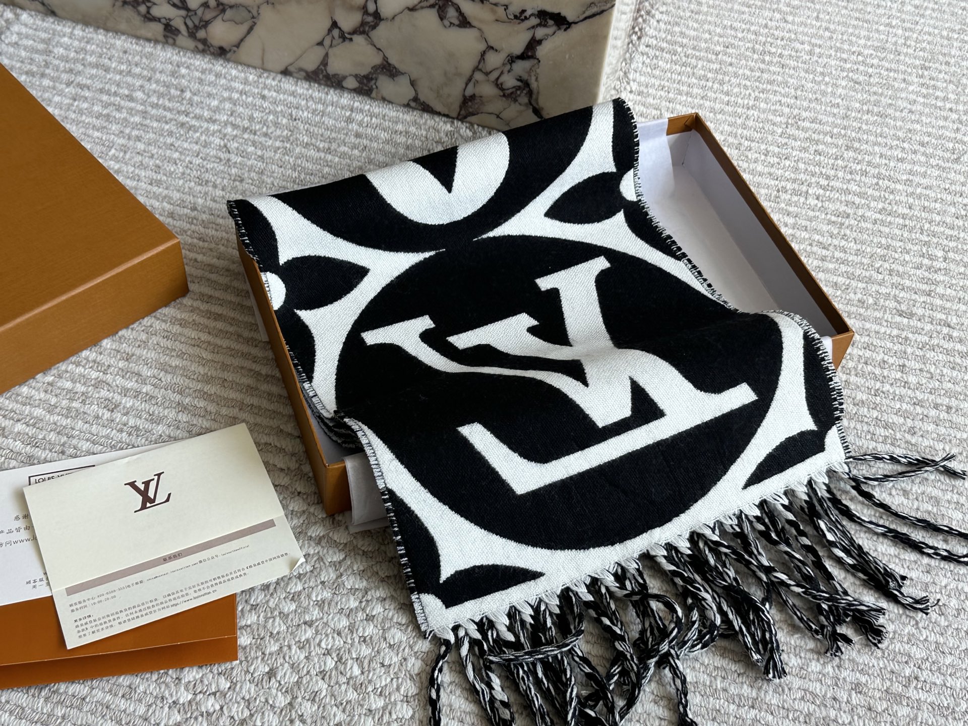 LV black and white scarf - cnluxepick