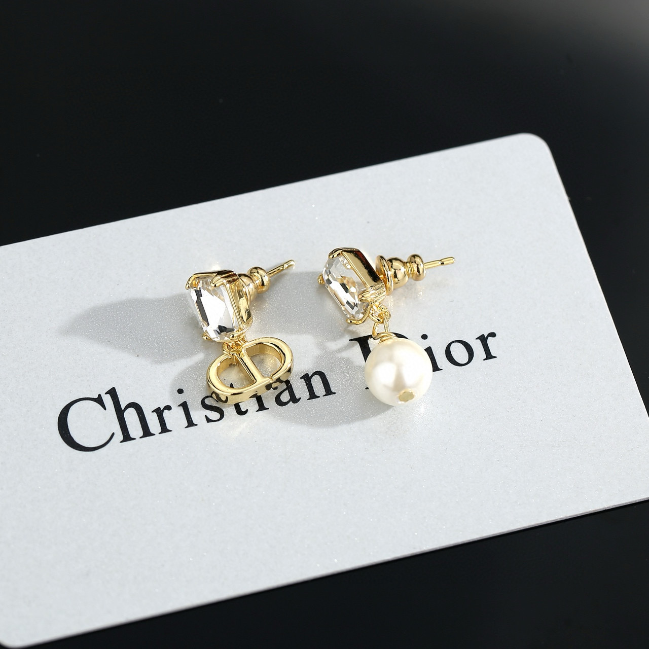Dior asymmetrical pearl earrings - cnluxepick
