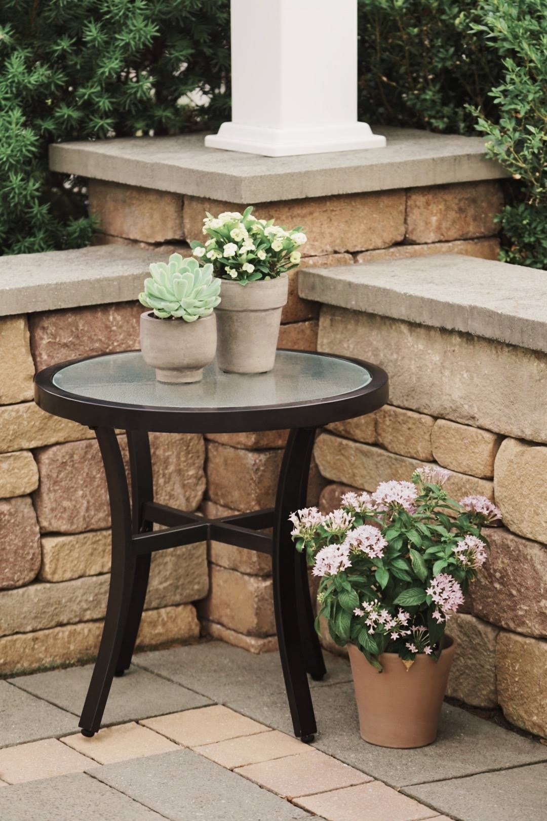 Garden Elements Bellvue 20x22 Round Glass Top Table