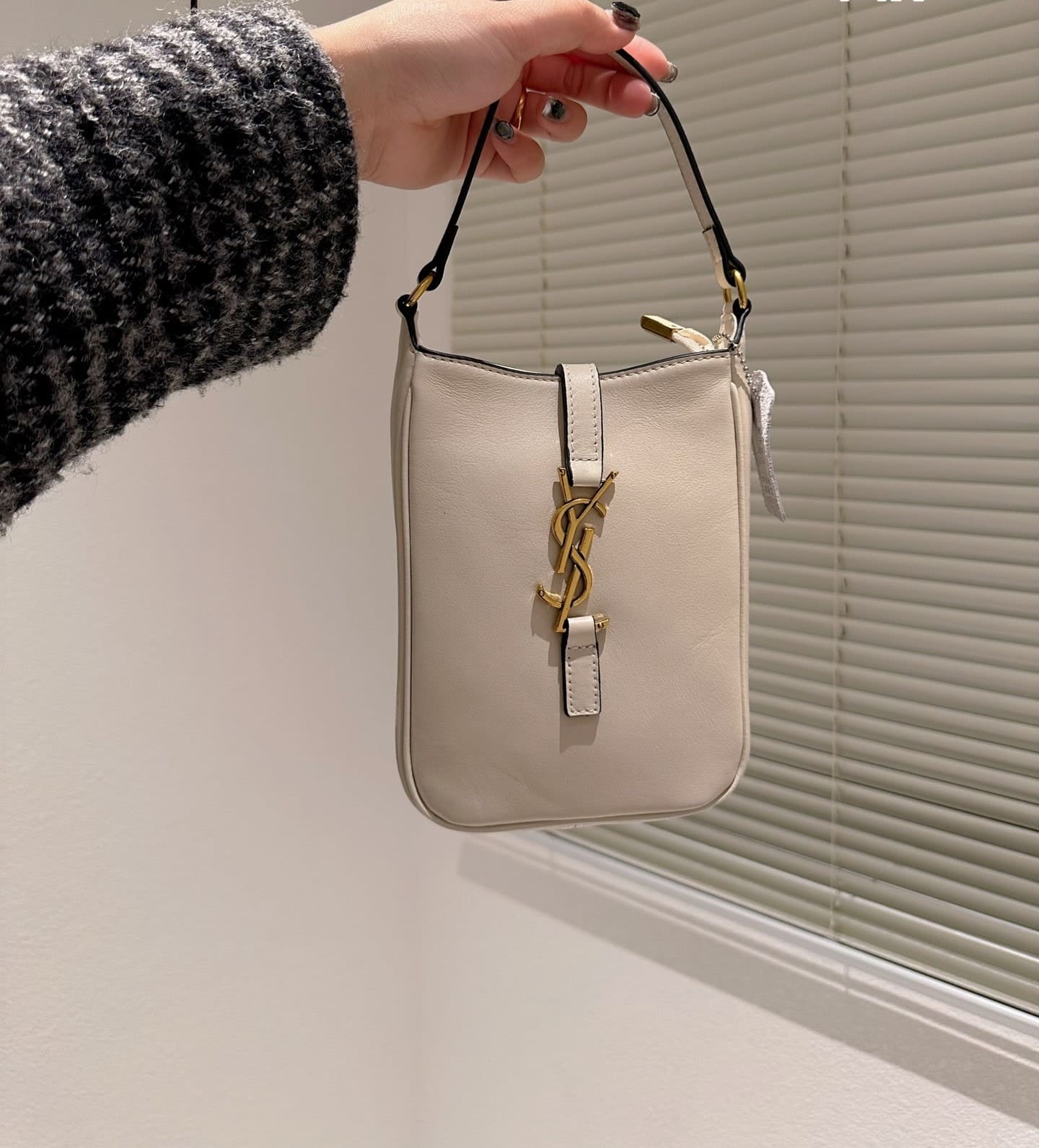 Saint Laurent Le 5 A 7 Mini Vertical Bag Cream 18Cm