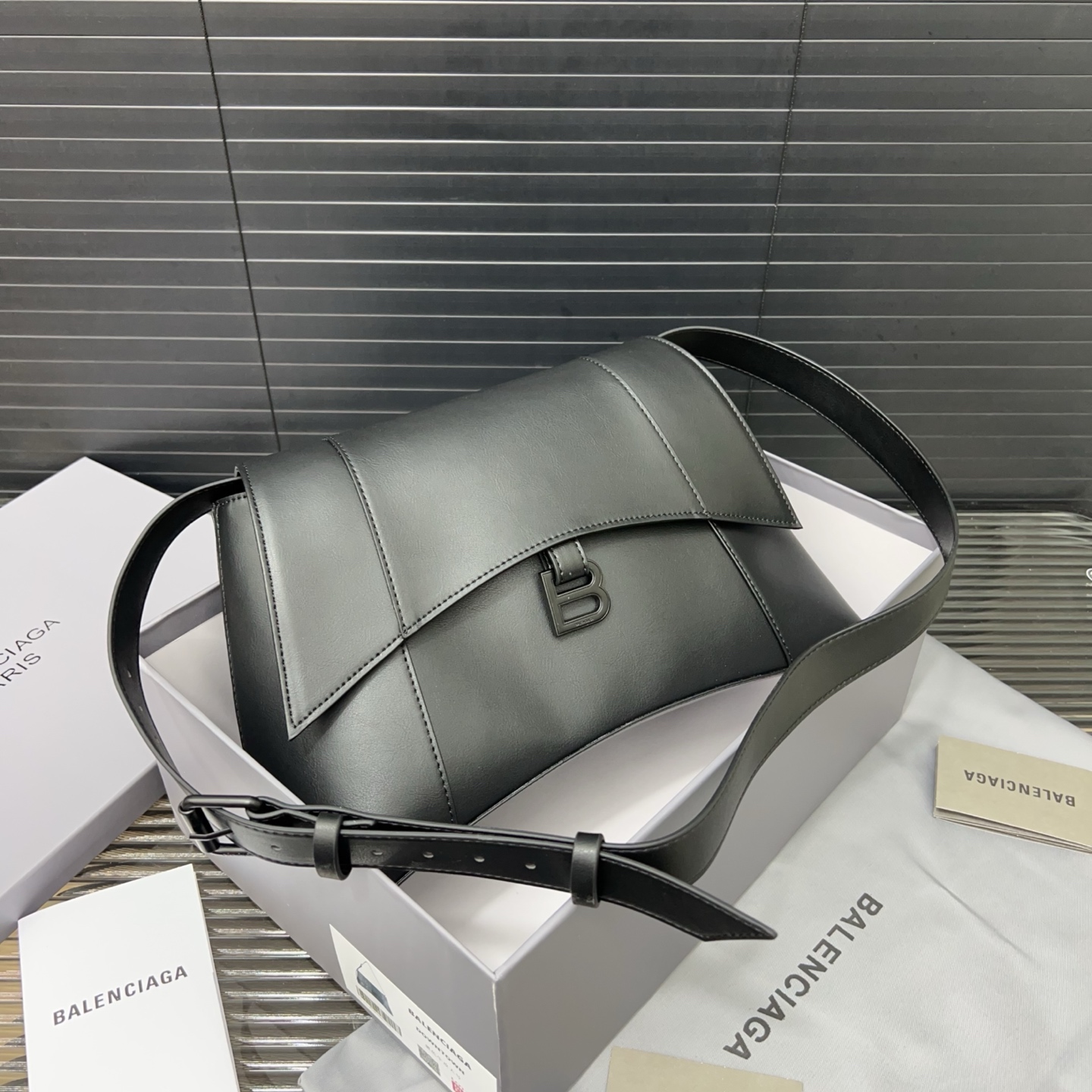Balenciaga matte flap hourglass bag - cnluxepick