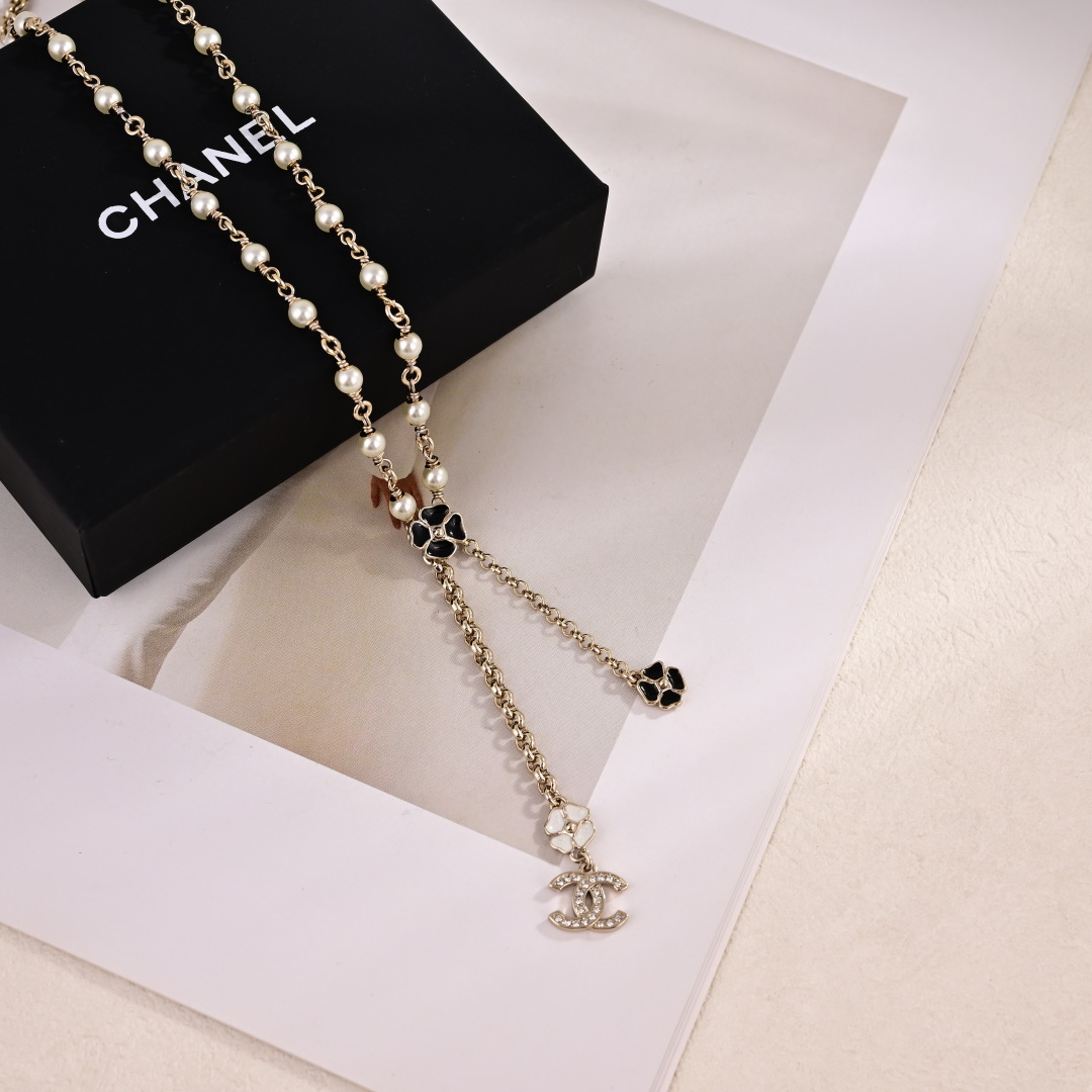Chanel four-leaf clover embellished necklace - cnluxepick