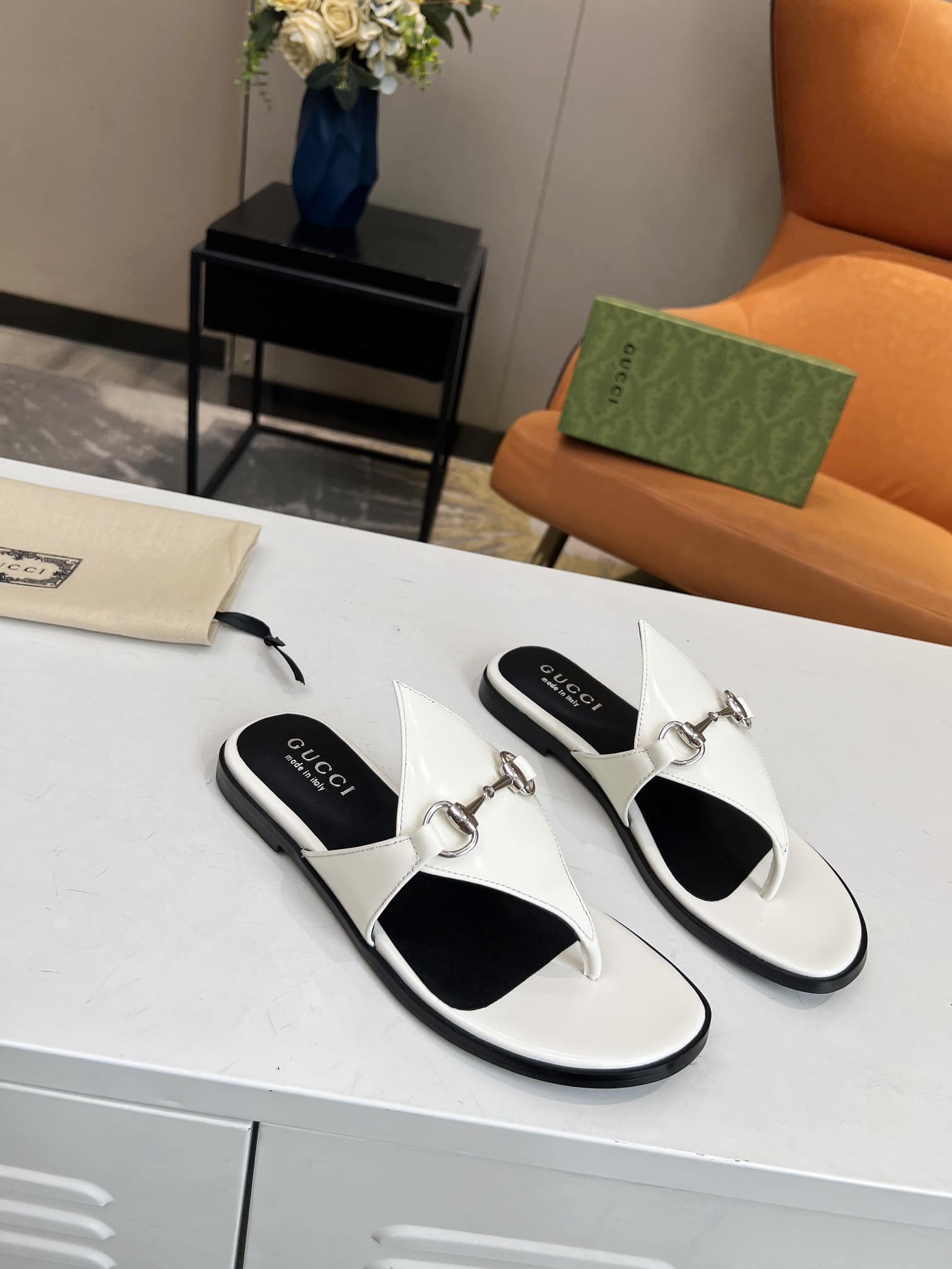 Gucci Women’S Thong Sandal With Horsebit White