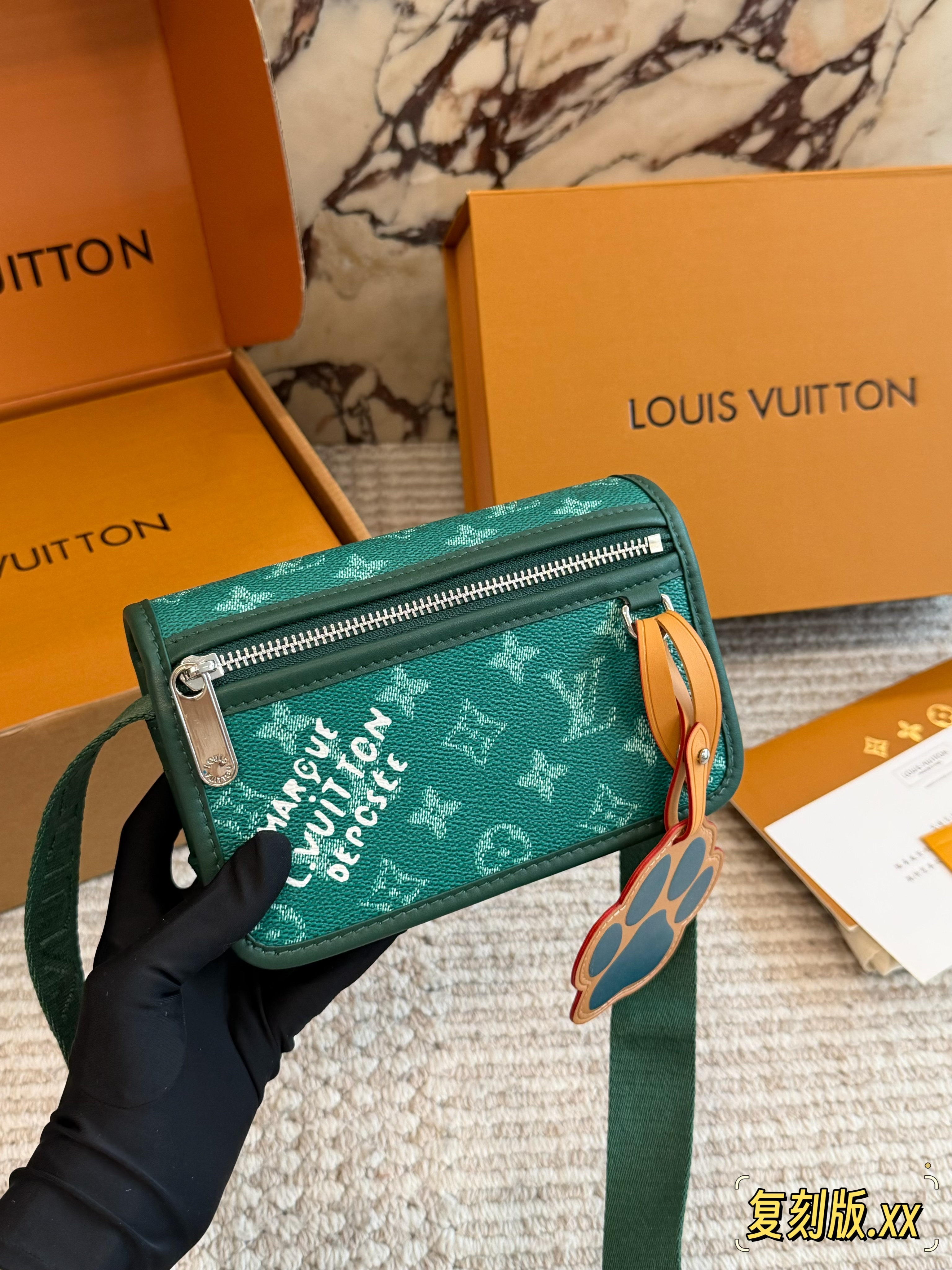 LV camera bag - cnluxepick