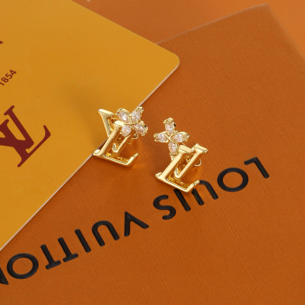 Louis Vuitton's classic letter stud earrings - cnluxepick