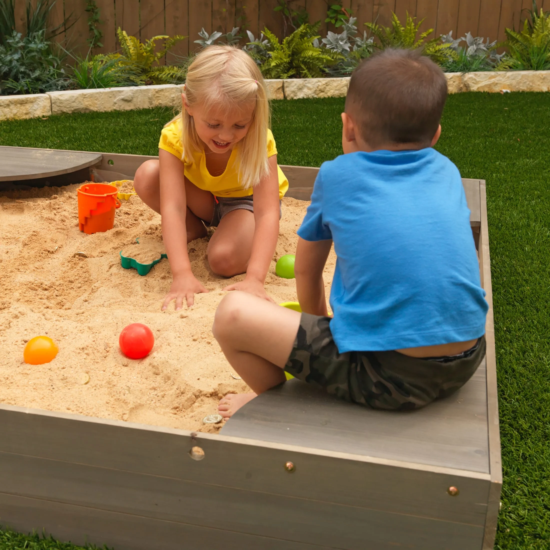 KidKraft Wooden Backyard Sandbox with Built-in Corner Seating and Mesh Cover, Gray