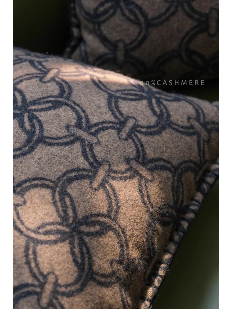 BD053 - Vintage Style Double-Sided Wool Cushion: Pig Nose Chain Design