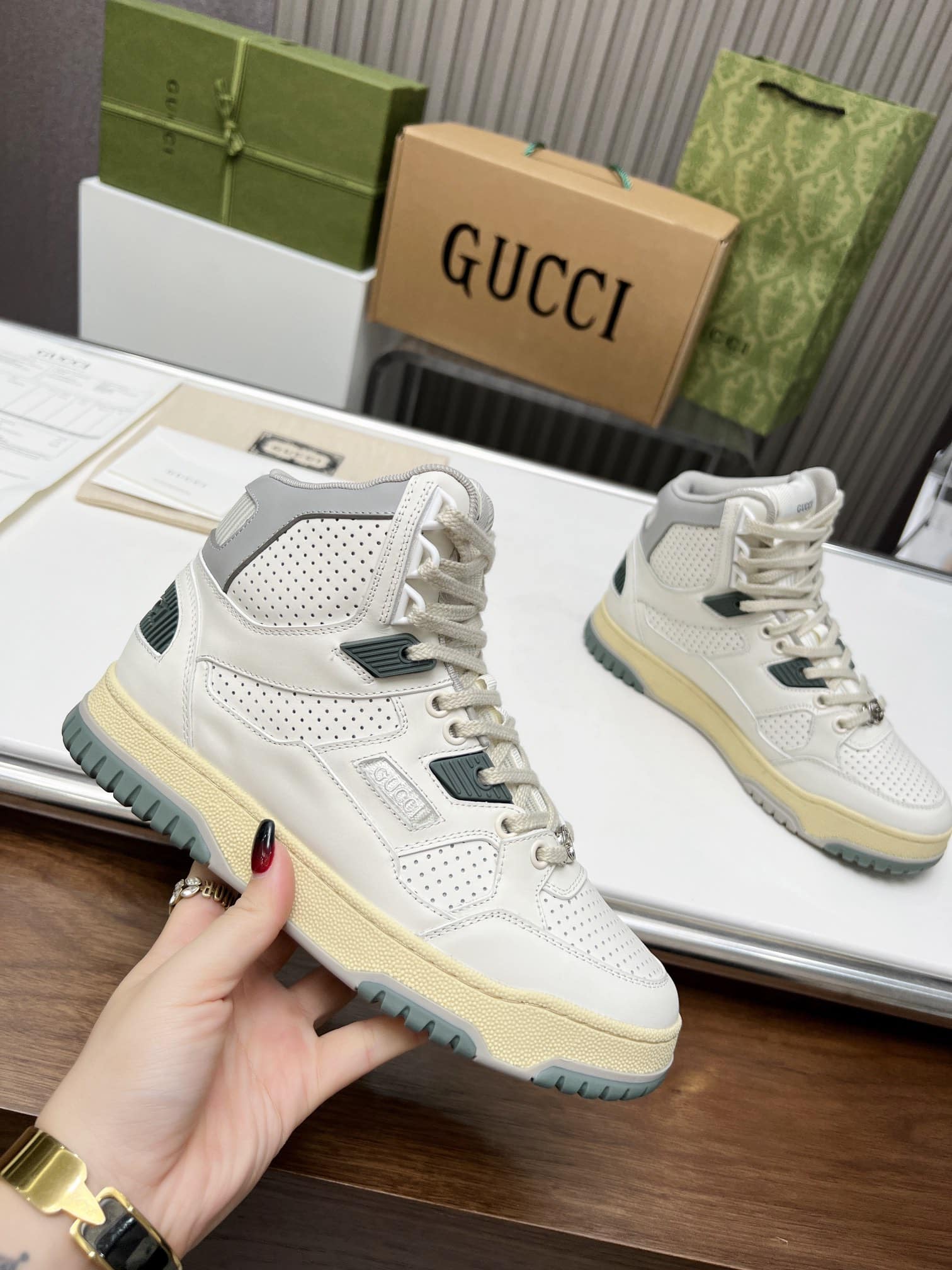 Gucci Women’S High Top Distressed Effect Sneaker White 765437 Aacv6 9161