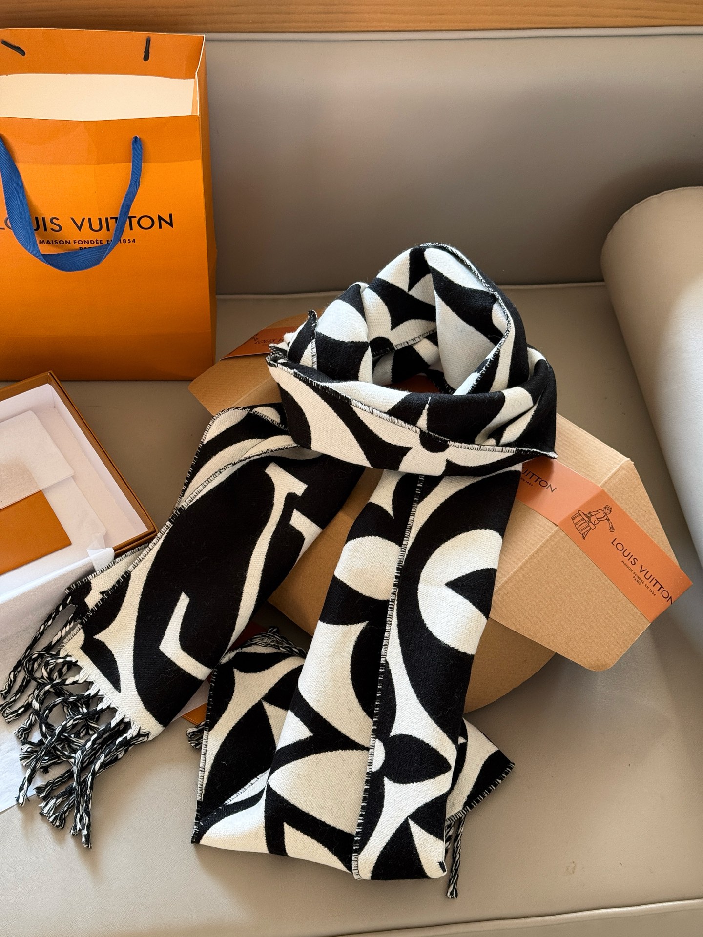 LV black and white scarf - cnluxepick