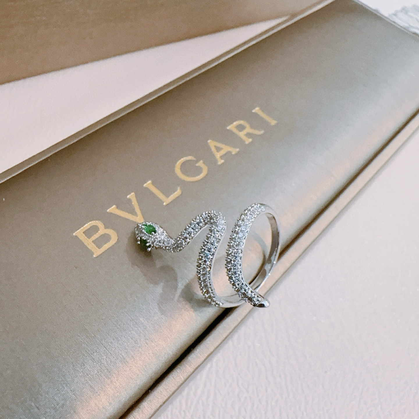 Bvlgari ring V gold material - cnluxepick